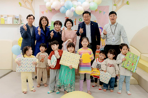 ▲ 주형환 저출산고령사회위원회 부위원장은 제103회 어린이날을 맞아 지난 5일 서울시 중랑구에 있는 '서울형 키즈카페'를 방문했다. 사진제공 = 저출산고령사회위원회