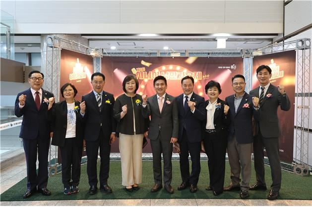 김성철 용산구의회 의장(가운데)을 비롯한 의원들이 기념촬영을 하는 모습./사진제공=용산구의회