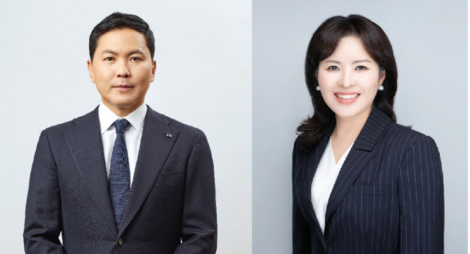 윤상현 콜마그룹 부회장(왼쪽), 윤여원 콜마비앤에이치 대표이사. /사진=콜마홀딩스