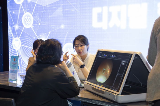 행사에 참석한 의료진이 '위스키'와 '옵티나 제네시스'를 체험한 후, 제품에 대한 설명을 듣고 있다. /사진=대웅제약