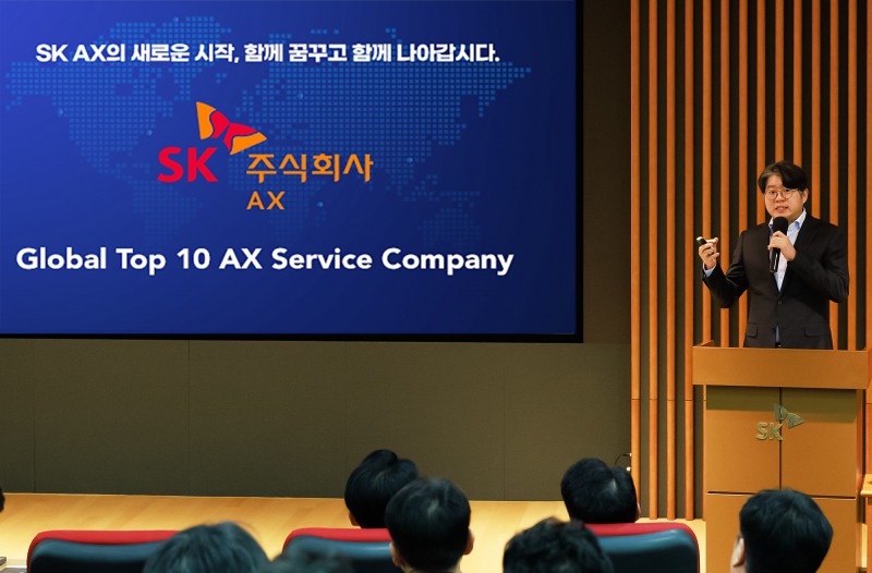 SK C&C가 13일 사명을 ‘SK AX’로 바꿨다고 밝혔다. 사진은 지난 12일 윤풍영 SK AX 사장이 새로운 사명 의미와 성장 비전을 소개하는 모습. / 사진=SK C&C