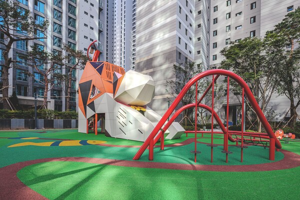 '가시광촉매 차열 고무칩 포장기술' 적용된 올림픽파크포레온놀이터./사진제공=현대건설