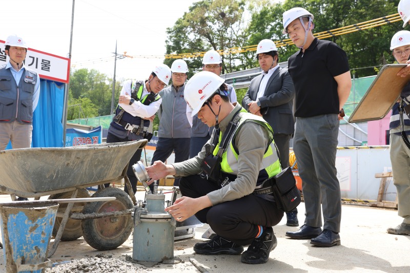 롯데건설 직원이 서초 헌인마을 현장에서 '차세대 혼화제'가 적용된 콘크리트를 테스트하고 있다. / 사진제공=롯데건설