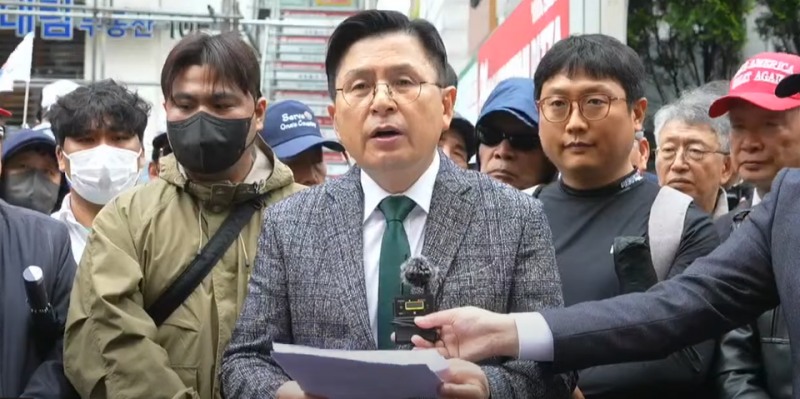 황교안 무소속 대선 후보가 지난 10일 서울 여의도 국민의힘 당사 앞에서 기자회견을 하고 있다. ⓒ 황교안 선거캠프