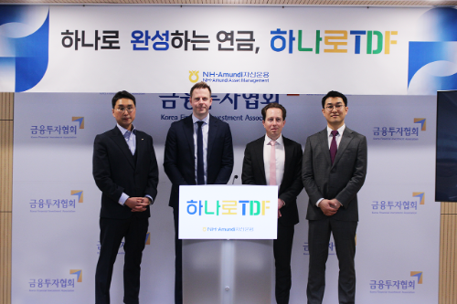 NH-Amundi자산운용은 15일 여의도 금융투자협회에서 '하나로 TDF' 기자간담회를 개최했다. 좌측부터 NH-Amundi운용 조경희 WM연금사업1팀장, 올스프링자산운용 프랭크 쿡(Frank Cooke) 글로벌솔루션 헤드, 마티아스 샤이버(Matthias Scheiber) 멀티에셋 헤드, NH-Amundi운용 김석환 하나로TDF 운용역. / 사진제공= NH-Amundi자산운용(2025.05.15)