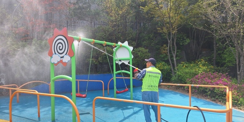 서울 동작구는 지난달 16일부터 29일까지 관내 28개소 어린이공원에 대해 일제 물청소를 실시했다. / 사진제공=동작구