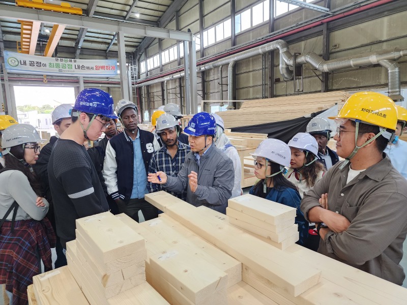 충남 당진 자이가이스트 공장에 방문한 15개국 22명 연수생들이 현장을 견학하는 모습./사진제공=GS건설