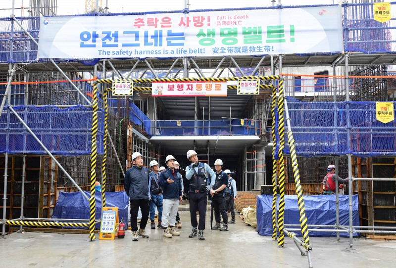 임재욱 SK에코플랜트 CSO(왼쪽 세번째)가 현장을 방문해 안전관리실태와 예방활동 이행상태를 점검하고 있다. / 사진제공=SK에코플랜트