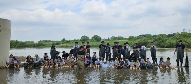유한양행 임직원과 가족 60여 명이 '팔결습지 생물다양성 대탐사' 프로그램에 참여하고 있다. /사진=유한양행