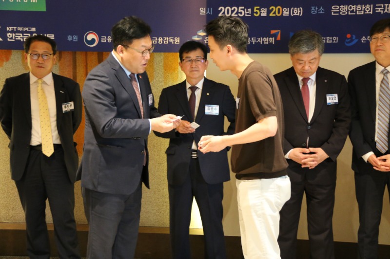 김병환 금융위원장과 서상훈 어니스트AI 대표가 인사를 나누고 있다.사진=손원태 기자