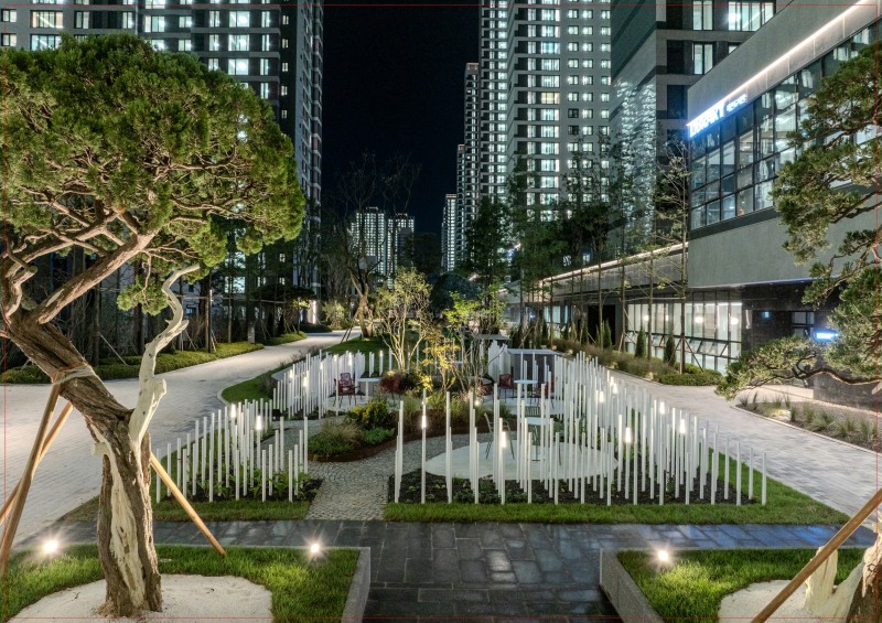 올림픽파크 포레온 3단지 현장의 ‘도서관과 정원’ 야경./사진제공=현대건설