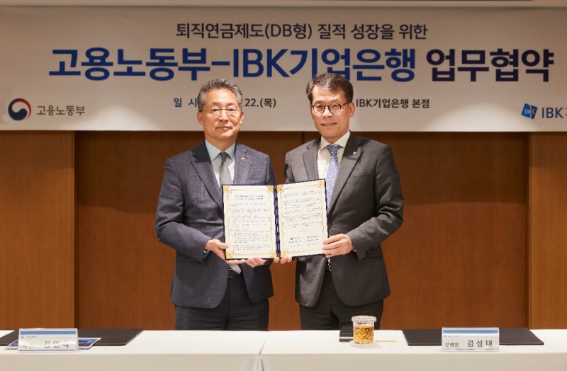 22일 서울 중구 기업은행 본점에서 열린 업무협약식에서 김성태 IBK기업은행장(오른쪽)과 김민석 고용노동부 차관(왼쪽)이 기념촬영을 하고 있다. / 사진제공 = IBK기업은행