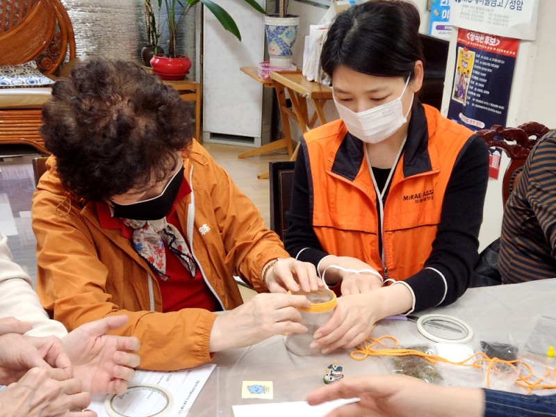 미래에셋생명은 서울 마포노인종합복지관과 마포구 내 취약지역 경로당을 찾아 ‘함께하는 행복한 경로당 만들기’ 봉사활동을 진행했다./사진제공=미래에셋생명