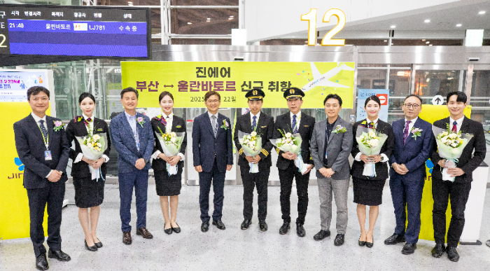 진에어 부산-울란바토르 취항식에서 박병률 대표이사(왼쪽 다섯번째)와 임직원들이 기념 촬영을 하고 있다. /사진제공=진에어