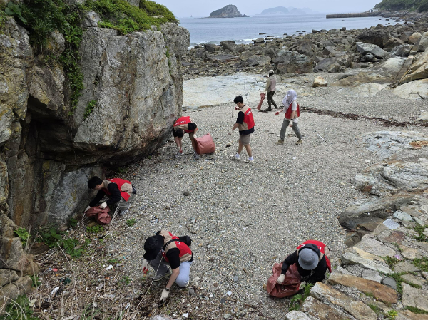 롯데칠성음료(대표 박윤기)가 전라남도 여수시에 위치한 '거문도'에서 국립공원관리공단, 자연환경국민신탁 등과 함께 해양 정화 활동을 펼치며 해양 생태계 보전을 위한 ESG 경영 활동에 나섰다고 26일 밝혔다. /사진=롯데칠성음료