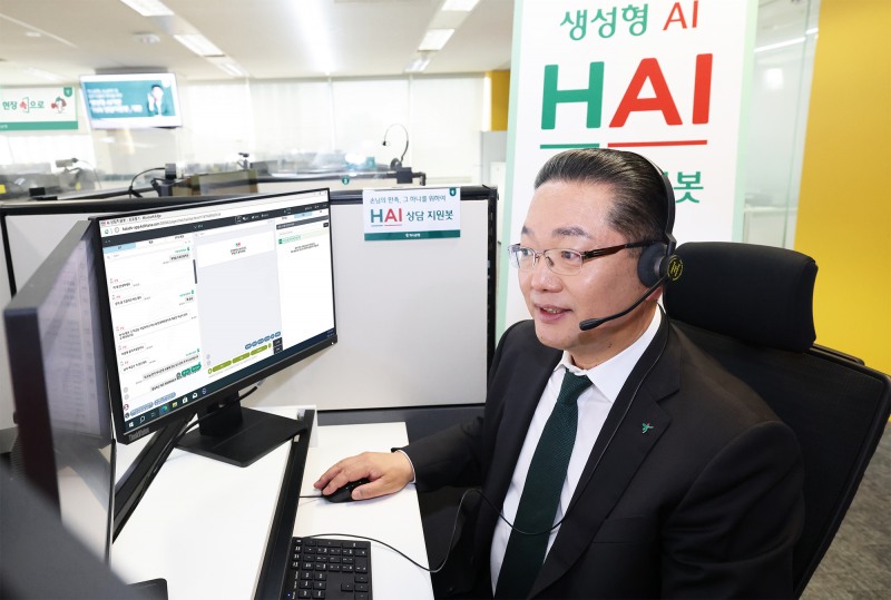이호성 하나은행장이 서울 중구 다동에 위치한 손님케어센터를 방문해 손님과 직접 상담하며 새로 개편된 HAI 상담지원봇을 시현해 보고 있다. / 사진제공=하나은행