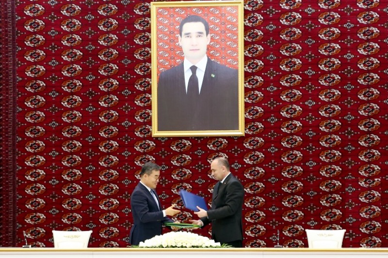 김보현 대우건설 사장(왼쪽)이 지난 24일 투르크메니스탄 수도 아시가바트에 있는 투르크메니스탄 상공회의소에서 '미네랄 비료플랜트 프로젝트' 계약을 맺고 있다. / 사진제공=대우건설