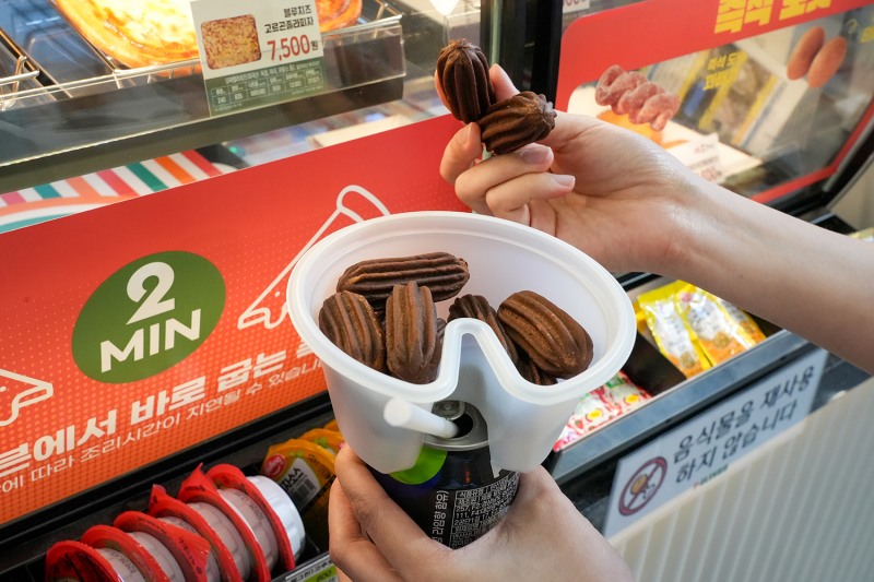 세븐일레븐이 새롭게 출시하는 '초코츄러스'. /사진제공=세븐일레븐