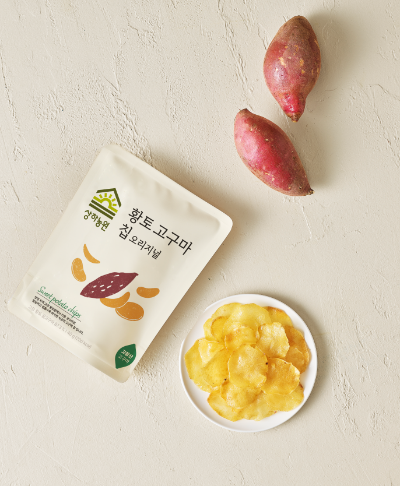 전북특별자치도 고창군에 위치한 매일유업의 관계사 상하농원이 고창산 무농약 고구마를 껍질째 사용한 프리미엄 간식 ‘상하농원 황토 고구마칩’을 27일 출시했다. 이를 통해 건강한 맛을 동시에 챙기는 신개념 간식 시장에 도전장을 내밀었다. /사진=매일유업 상하농원