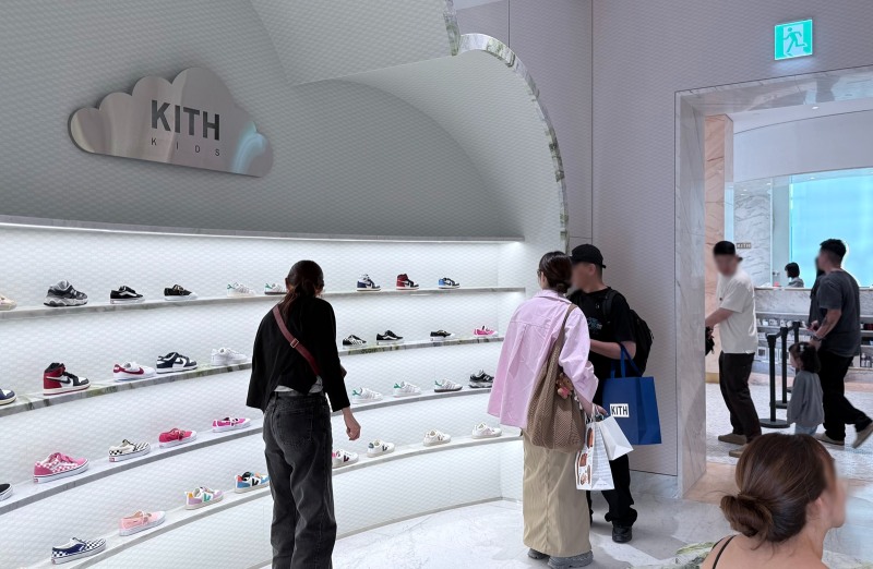 키스 서울 매장이 오픈 1주년을 맞았다. /사진제공=한섬