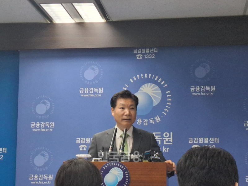 김병칠 금융감독원 은행·중소금융 담당 부원장이 27일 서울 영등포구 여의도 금융감독원에서 은행지주・은행 지배구조 선진화 성과와 향후 계획 관련 브리핑을 하고 있다. / 사진=장호성 기자