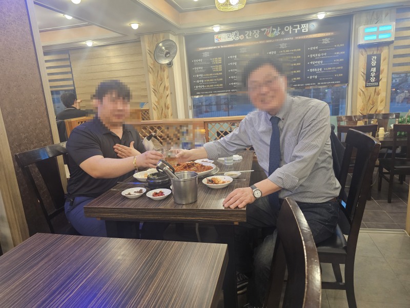 서울  한 대학교 건축학과 교수인 박씨(오른쪽)와 소통하는 모습./사진=주현태 기자
