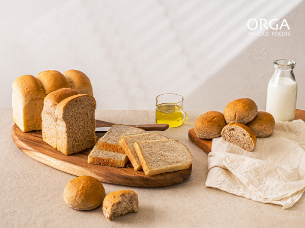 풀무원 올가홀푸드(이하 올가)는 건강과 간편함을 동시에 고려하는 소비 트렌드에 맞춰, 생효모로 발효한 ‘검정콩 식사빵’ 2종을 새로 출시했다. /사진=풀무원 올가홀푸드