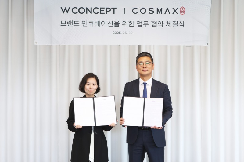 안지수 W컨셉 상품기획담당(왼쪽)과 최재우 코스맥스 국내마케팅본부 부문장(오른쪽)이 업무협약 체결 후 기념사진을 촬영하고 있다. /사진제공=W컨셉
