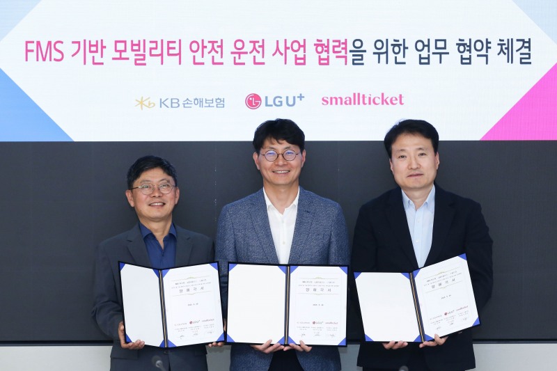 LG유플러스는 KB손해보험, 인슈어테크 기업 스몰티켓과 함께 화물차 등 상용차량의 운행 데이터에 기반해 보험료가 달라지는 ‘상용차 보험 특약상품’을 개발하는 업무협약을 체결했다고 2일 밝혔다. 사진은 LG유플러스 용산사옥에서 열린 협약식에 (왼쪽부터)이평로 스몰티켓 부대표이사, 박성율 LG유플러스 기업사업혁신그룹장, 김혁 KB손해보험 자동차보험부문장이 기념촬영을 하고 있는 모습. / 사진=LG유플러스