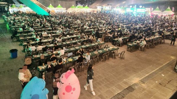 지난달 30일 찾은 ‘2025 센텀맥주축제’에서 방문객들이 행사를 즐기고 있다. 센텀맥주축제는 부산의 대표 지역 축제로, 하이트진로가 공식 후원한다. /사진=손원태 기자