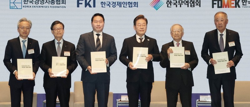 (왼쪽부터) 최진식 한국중견기업연합회장, 윤진식 한국무역협회장, 최태원 대한상공회의소 회장, 이재명 대통령, 손경식 한국경영자총협회장, 류진 한국경제인협회장. 대선후보 초청 경제5단체 간담회, 2025년 5월 8일, 사진=대한상의.