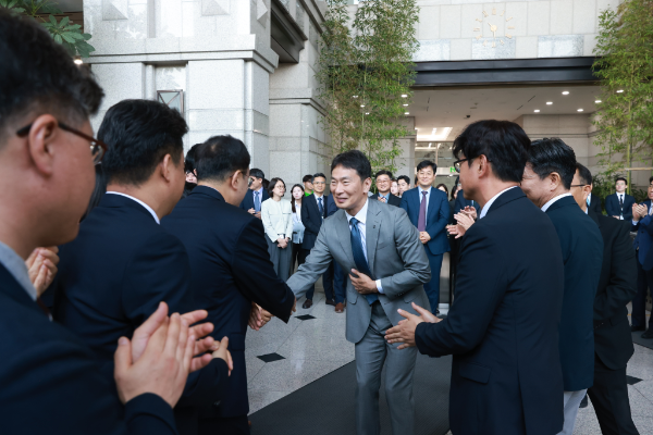 이복현 금융감독원장이 5일 여의도 본원에서 임직원들과 작별 인사를 하고 있다. / 사진제공= 금융감독원(2025.06.05)