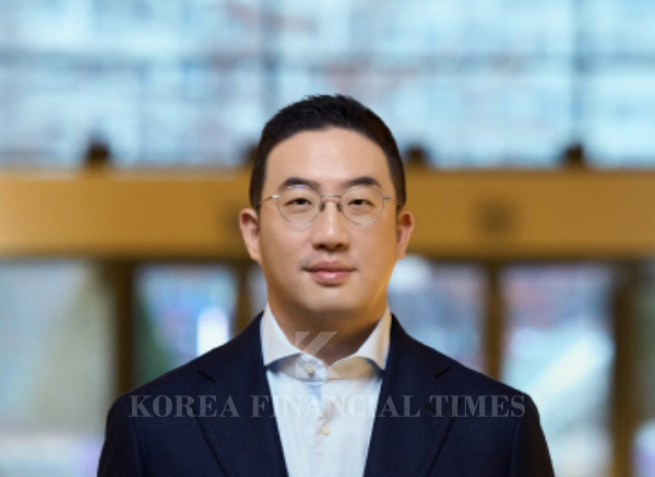 △ Born in 1978 / Graduated from Youngdong High School / Bachelor’s in Computer Engineering from Rochester Institute of Technology, United States / Joined LG Electronics Finance Division, Financial Team in 2006 / Appointed General Manager of LG Electronics Home Entertainment Business Division, New Jersey Branch in 2013 / Promoted to Executive Director in 2014 / Head of LG Electronics B2B Business Division, ID Business Department in 2017 / CEO and Chairman of LG (present) since 2018