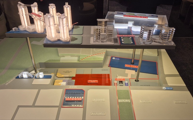 9일 오전 서울 용산구 한강대로 23 한 건물에 HDC현대산업개발 홍보관이 개관했다. 홍보관 내 용산역 통합 연결 관련 모형이 전시됐다. / 사진=한상현 기자