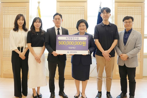 지난달 29일 진행된 기부식에서 문시연 숙명여대 총장(왼쪽에서 네 번째) 등 관계자들이 기념 촬영을 하고 있다. /사진=대웅