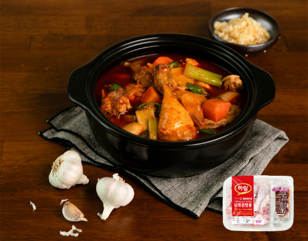 종합식품기업 하림이 본격적인 여름을 앞두고 ‘매콤마늘소스가 들어있는 닭볶음탕용’을 전국 홈플러스에서 판매한다. /사진=하림