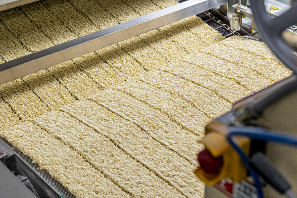 삼양식품 밀양공장 제조공정에서 '증숙' 단계의 공정 모습. /사진=삼양식품