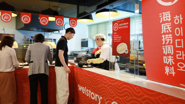 삼성웰스토리(사장 정해린)가 글로벌 맛집 콜라보 일환으로 중국 1위 훠궈 프랜차이즈 '하이디라오'의 정통 마라훠궈를 구내식당에서 12일 선보인다. /사진=삼성웰스토리