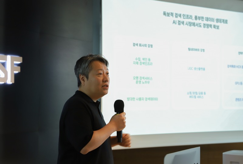 네이버가 12일 ‘AI 시대의 네이버 검색’을 주제로 네이버만의 AI 검색 방향성에 대해 소개했다. 사진은 김상범 네이버 검색플랫폼 리더. / 사진=네이버