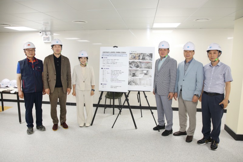 윤판오 의장과 복지건설위원회 위원들이 신당역 지하통로 연결 공사 현장을 방문해 시설을 점검하고 사진촬영을 하고 있다./사진제공=중구의회