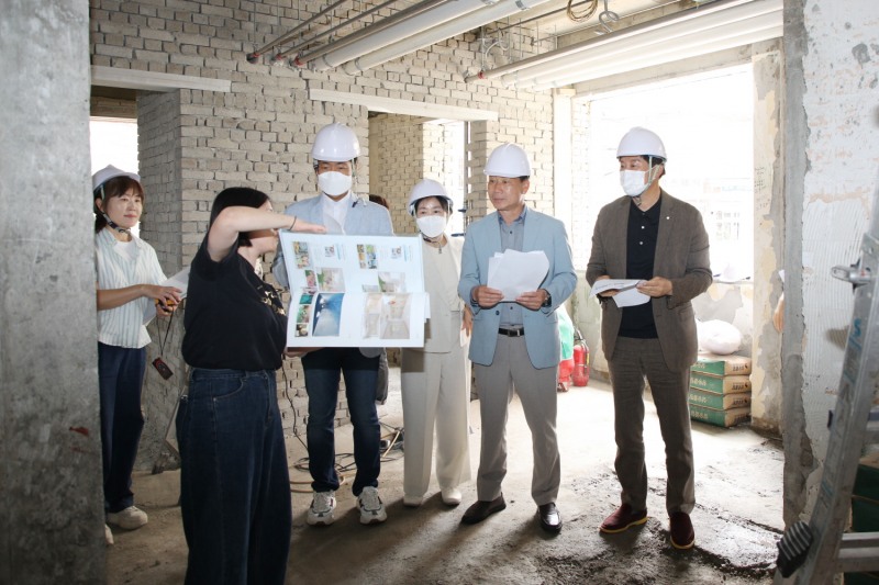 복지건설위원들이 키즈카페 노리몽땅 을지로점 공사 현장을 방문해 관계자의 설명을 듣고 있다./사진제공=중구의회