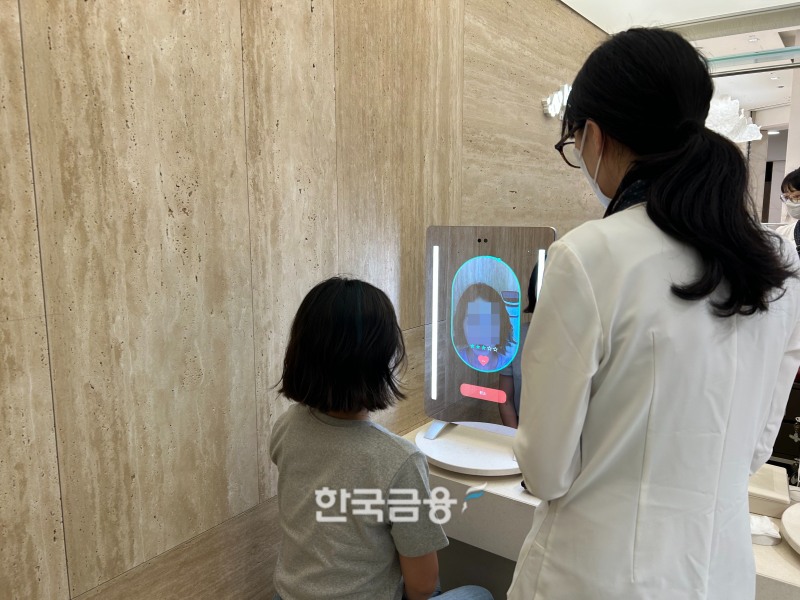 아누라 매직미러를 통해 건강상태를 측정하는 모습. 전문 헬스 컨설턴트 영양사가 상주해 안내해준다. ⓒ 현대백화점