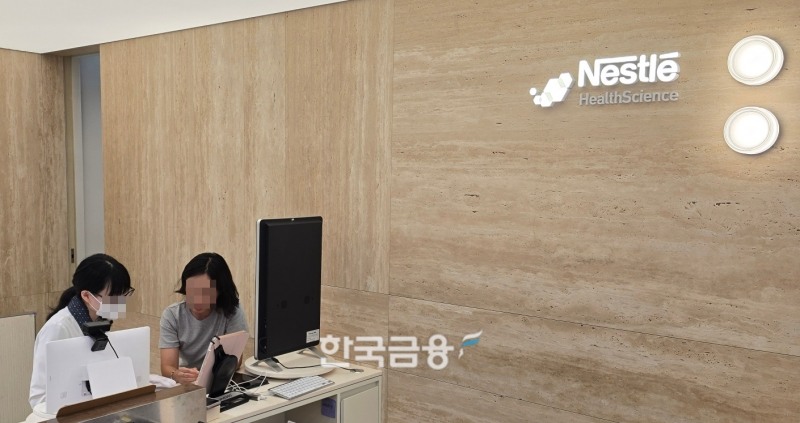 현대백화점 목동점 지하2층에 있는 네슬레 헬스케어 사이언스 매장. 상담 받는 모습. ⓒ 현대백화점