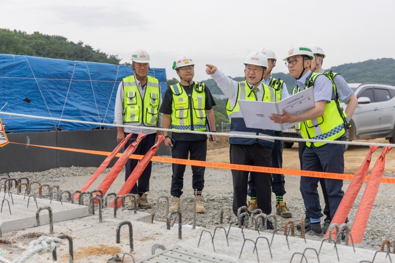 HDC현대산업개발은 지난 13일 고속국도 제32호선 인주-염치 1공구 현장에서 정경구 대표이사 주재로 현장 안전보건 점검을 진행했다. / 사진제공=HDC현대산업개발