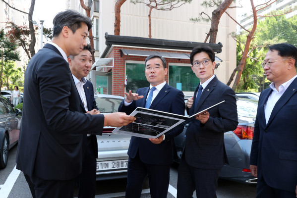 김보현 대우건설 사장(왼쪽에서 세번째)이 개포우성7차 아파트 단지를 방문해 현장을 둘러보고 있다./사진제공=대우건설