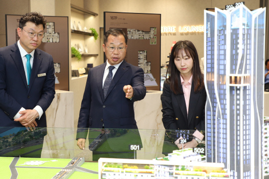 정희민 포스코이앤씨 사장이 '용산정비창 전면1구역' 홍보관에서 수주 활동을 진두지휘하는 모습./사진제공=포스코이앤씨