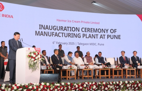 사진은 롯데가 지난 2월 인도 푸네시에서 하브모어 신공장 준공식을 개최한 모습. 신공장은 롯데웰푸드가 2017년 하브모어를 인수한 후 처음 증설한 생산시설이다. 신동빈 롯데 회장(왼쪽)이 신공장 준공식에서 축사를 하고 있다. /사진=롯데지주