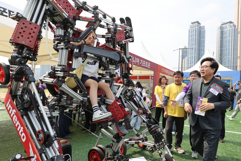박일하 구청장이 지난 7일 서울 동작구 노량진축구장에서 열린 '2025 동작 청소년 페스타'에서 미래과학 페스티벌 체험 부스를 둘러보고 있다. / 사진제공=동작구