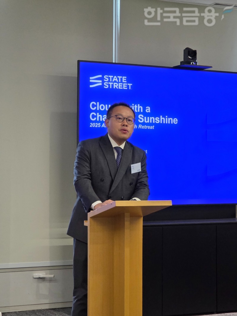 벤 루크(Ben Luk) 스테이트 스트리트(State Street) 마켓 수석 멀티에셋 전략가가 17일 서울 을지로에서 열린 '거시 전략-새로운 세계' 라운드 테이블 행사에서 발표하고 있다. / 사진= 한국금융신문(2025.06.17)