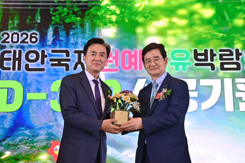 김선규 호반그룹 회장(오른쪽)과 김태흠 충남도지사가 태안국제원예치유박람회 D-300 성공 기원행사에서 기념촬영을 하는 모습./사진제공=호반그룹